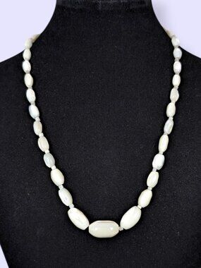 Vintage Graduated Mother of Pearl Beaded Necklace
